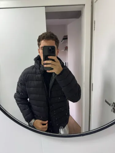 JAQUETA PUFFER PRETA COM CAPUZ - ESTILO E CONFORTO