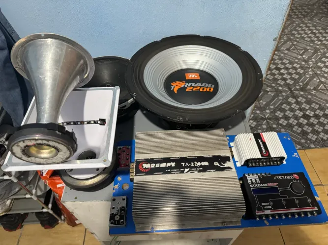 VENDO SOM AUTOMOTIVO