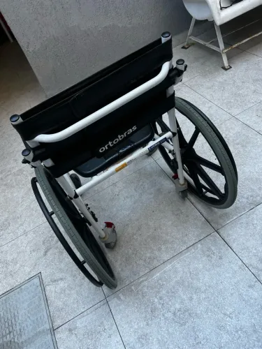 Cadeira de rodas higiênica H1