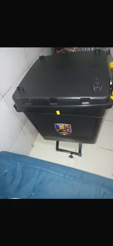 Baú novíssimo para moto com suporte de regulagem