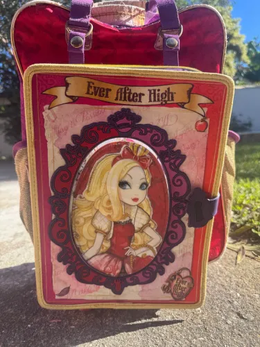 Mala Mochila das Ever After High com pasta 