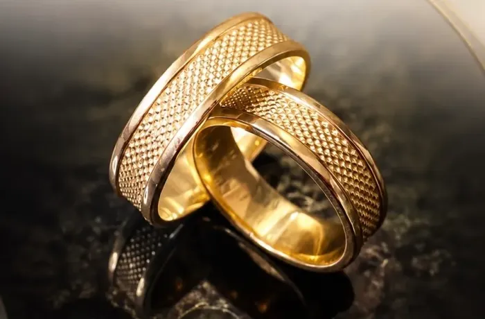 Par de Alianças Texturizadas em Ouro 18k 750