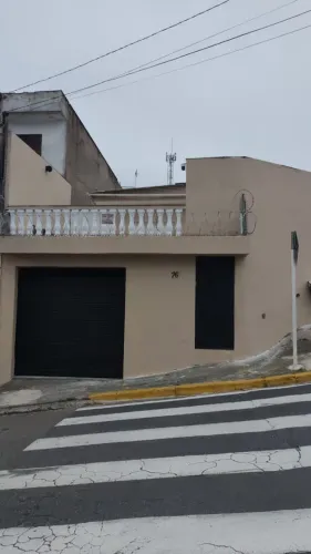 Casa Reformada para Alugar em Taboão da Serra - Garagem, Portão Automático e Churrasqueira