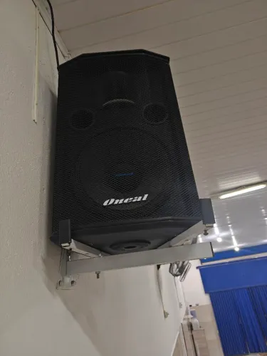 Mesa de som profissional com duas caixas 