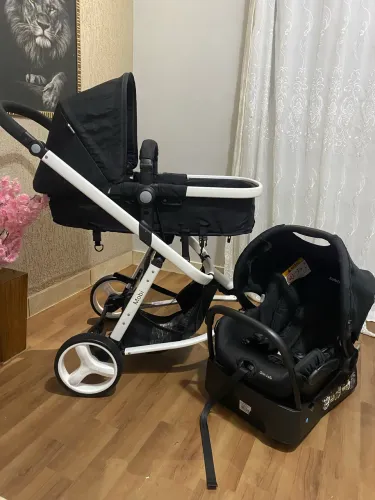 Carrinho Moisés com bebê conforto e base