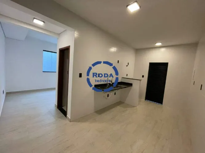 Casa Sobreposta Baixa Fundos Nova à Venda no Marapé  3 Dormitórioss e 2 Vagas!