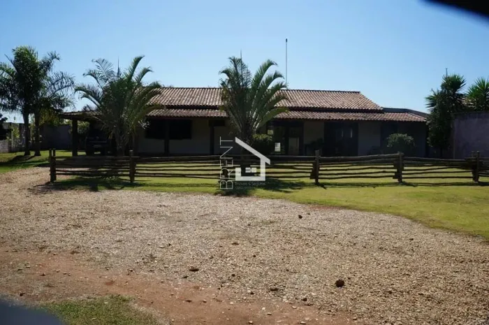 Casa em Condomínio com 4 Quarto(s) e 2 banheiro(s) para Alugar, 1140 m² por R$ 3300 / Mês