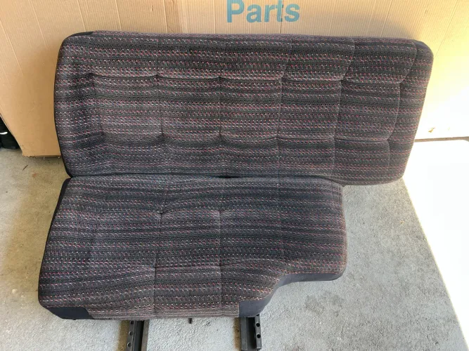 Sofá cama para caminhão Mercedes-Benz 710 709 712, todas as cabine bicudinha.  