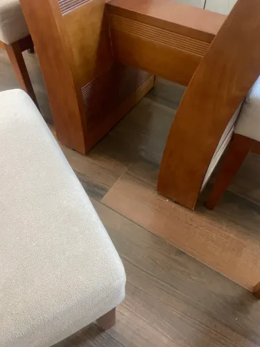 Vendo linda mesa de 8 cadeiras estofados e madeira