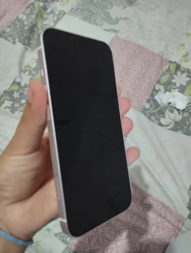 Vendo iPhone 13 semi-novo, traseira trincada sem sinal de chip tenho nota fiscal 