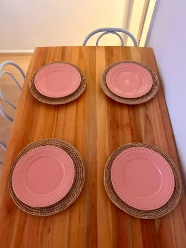 Conjunto Pratos rosa e Suplats