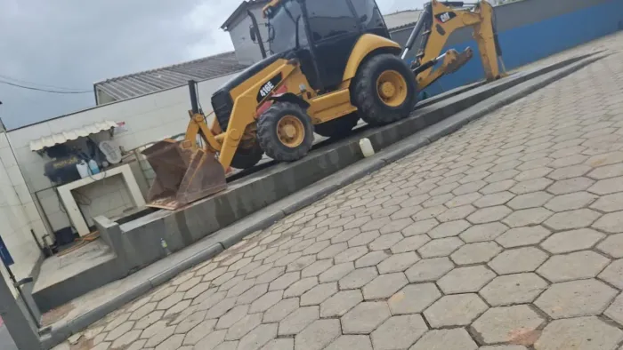 Retroescavadeira Cat 416e 2010