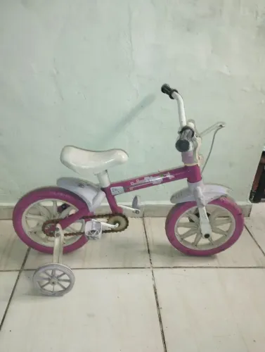 Bicicleta infantil pequena
