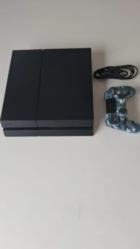 PS4 Fat usado + controle.<br>Está funcionando normalmente, com marcas de uso.