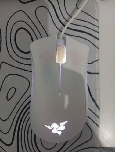 Teclado mecânico 60% e mouse Razer branco