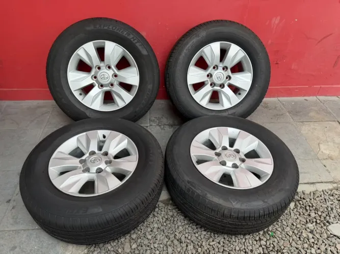 Rodas e pneus modelo Hilux 