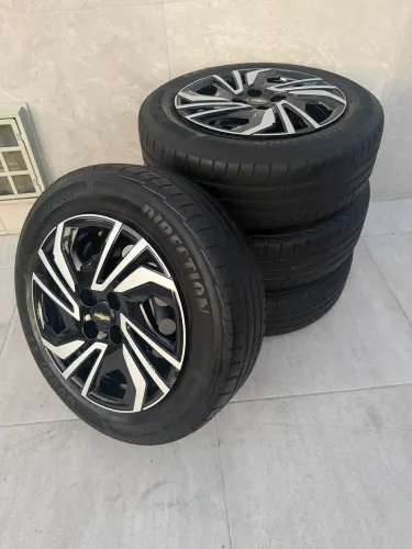 4 Rodas Originais GM com Calotas Esportivas Pneus Meia Vida 185/65R15 88H Goodyear