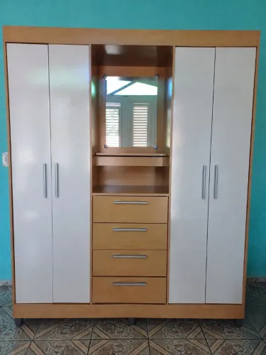 Vende-se Guarda-Roupa Semi Novo
