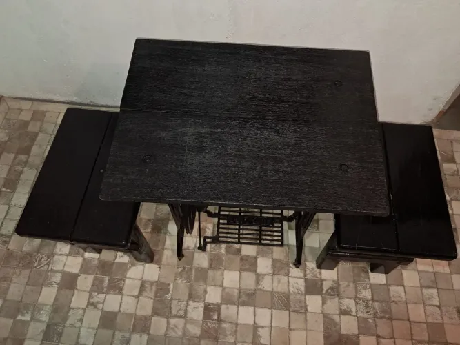 Conjunto Nobre: Mesa de Ferro Fundido (Cumaru) + Bancos em Peroba Rosa