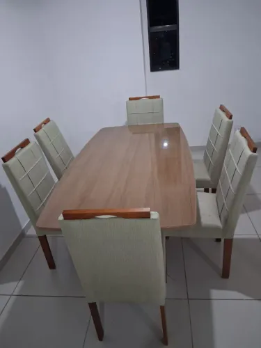 Vendo mesa de jantar em madeira com 6 cadeiras