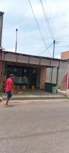 vendo casa com ponto comercial de padaria no icui gajara medindo 60 metros quadrados