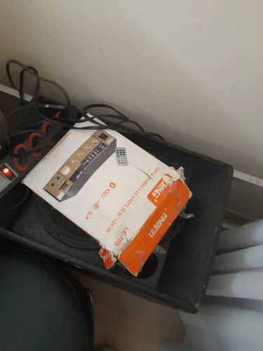 Caixa de Som marca Ludovico , 50x30 ,acompanha Amplificador marca lelong 705 