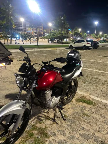 Fan 150 vermelha