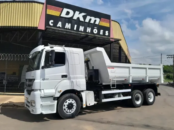Axor 2544S ano 2010 manual 6x2 caçamba OKM de 12 m3.