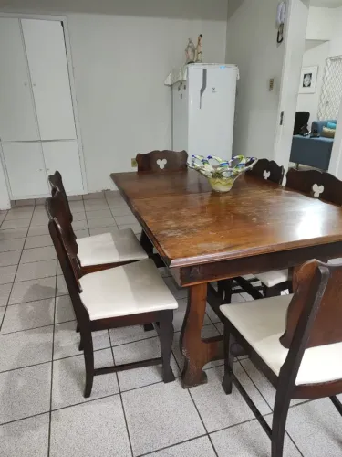 Mesa com cadeiras madeira maciça  