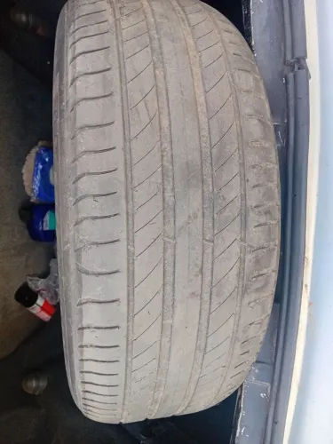 Pneu 215/ 55.17