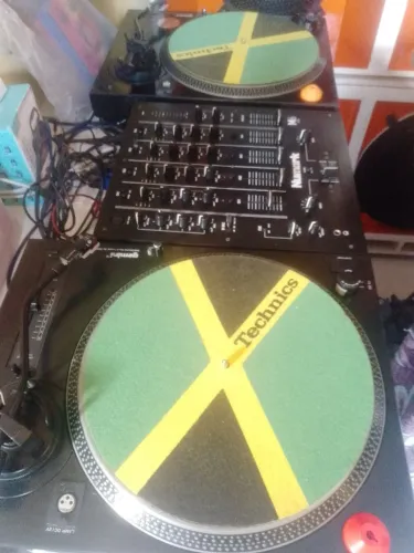 Mixer, com dois toca discos.
