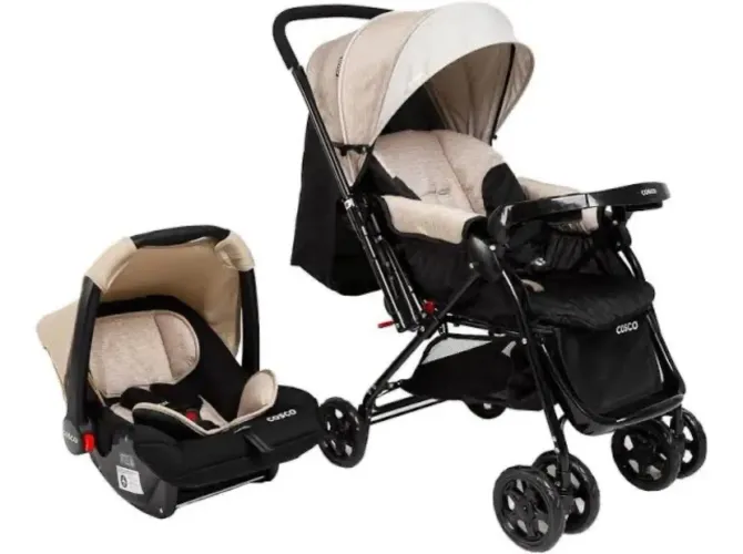 Carrinho de bebê com o bebê conforto