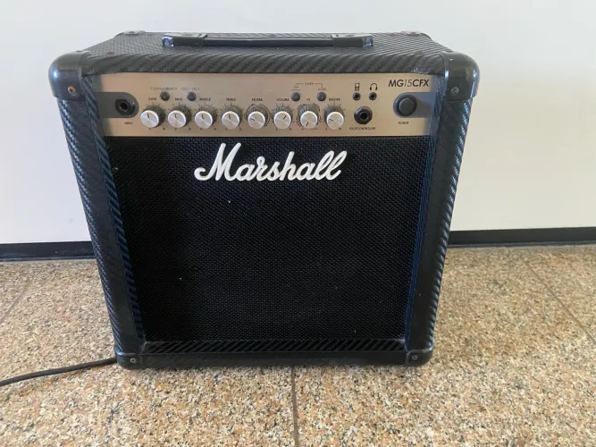 Cubo/amplificador Marshall MG15CFX 127V