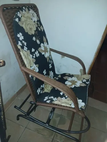 Vendo: uma cadeira de balanço nova