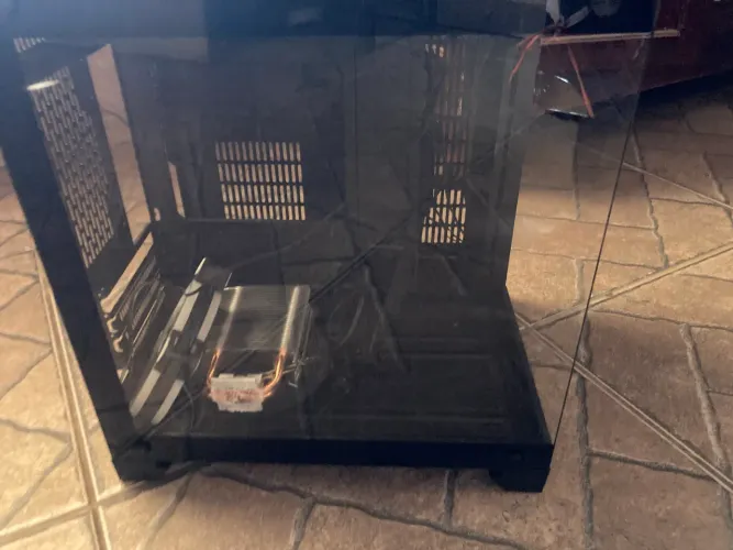 Gabinete para computador! Está faltando um vidro.