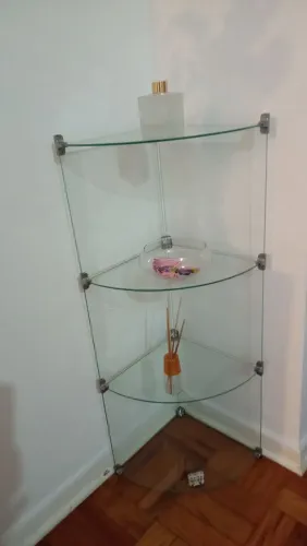 Vende -se uma cantoneira de vidro com 4 prateleiras.