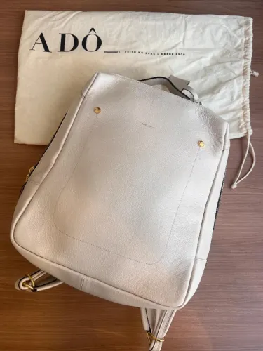 Mochila Adô Block Grande Original em Couro Creme Brulée | Sem Uso | Completa
