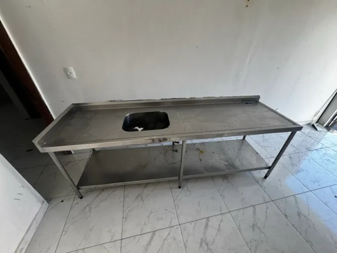 Mesa de inox , com cuba