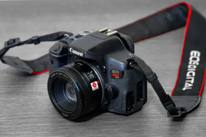 Camera DSLR Canon EOS Rebel T6i com Lente 50mm f/1.8 STM Wi-Fi 25 Mil Cliques C1105