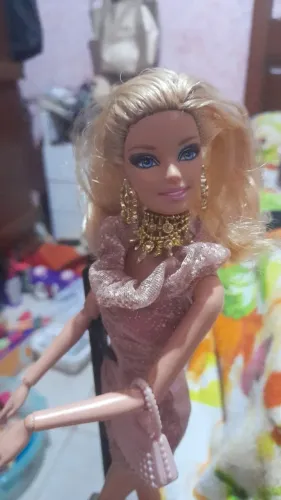boneca Barbie original da linha Fashionistas Glam, lançada pela Mattel em 2009. Item cláss