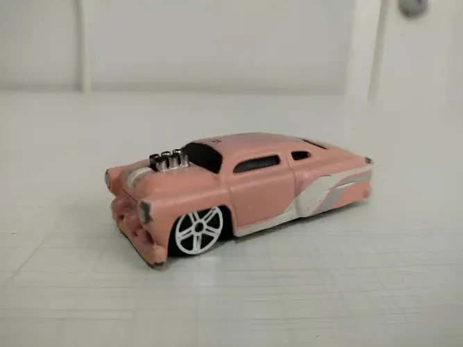 Miniatura Leadfoot Maisto 1/64 Rosa-pálido