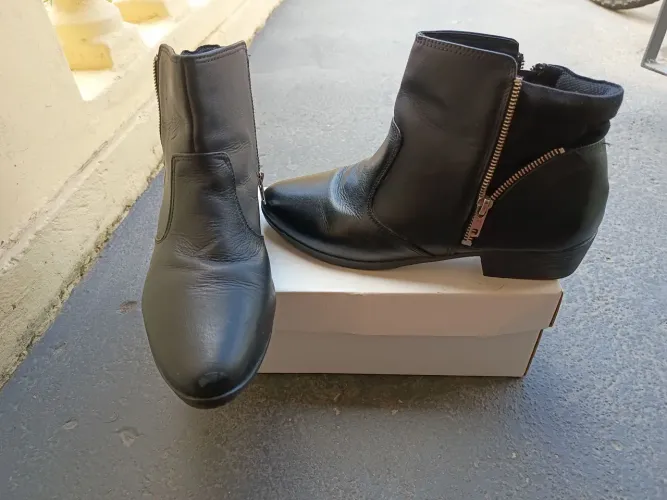 Vendo Bota de couro usada poucas vezes número 39 tratar * watts app