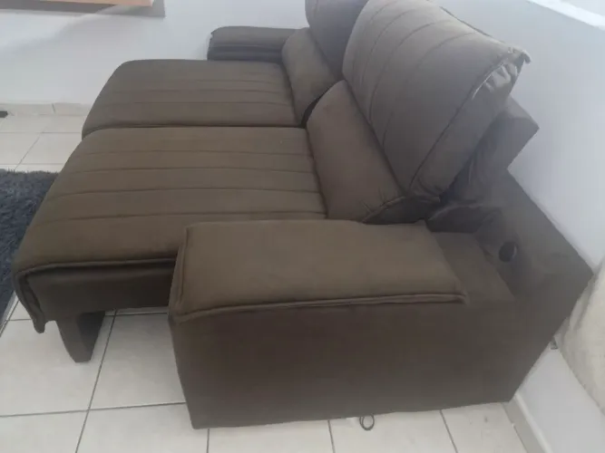 Vendo sofa com porta copos e carregador usb