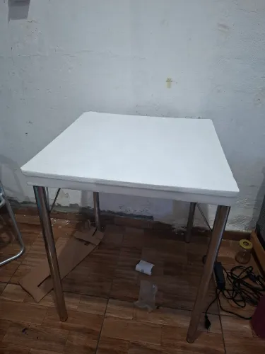 Mesa para cozinha com tampo de madeira
