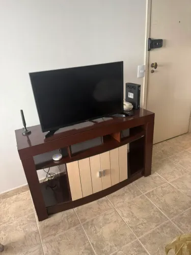 Rack para TV com portas e prateleiras