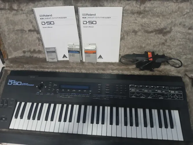 Sintetizador Roland D 50 com manual 3 cards , case e transformador.