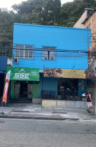 Aptos acompanhado de lojas - Prédio inteiro