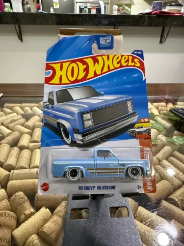 Hot Wheels 2025 - 83 Chevy Silverado Azul