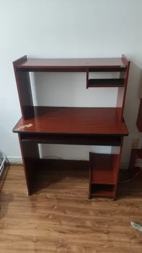 Escrivaninha com prateleira retrátil