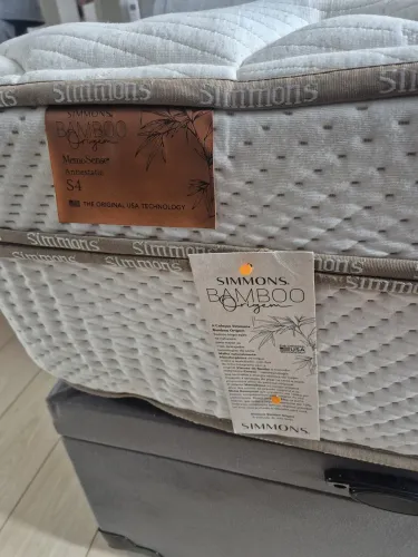 Colchão Queen Size Simmons - quase novo